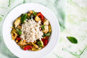 Dietetyczna pierś z indyka z warzywami i ryżem po chińsku